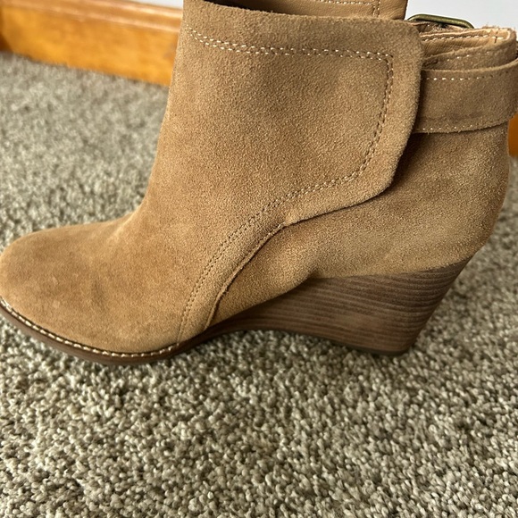 Lucky Brand Yasine Tan Suede Ankle Booties, 8.5, buckle detail - Picture 7 of 11